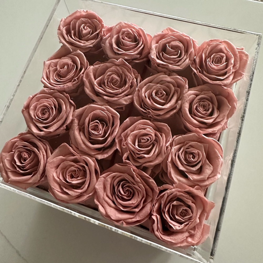 FOREVER ROSES - Pink Roses in Clear Acrylic Box - Picture 3 of 4
